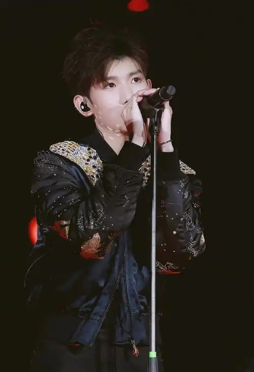 忍痛割爱,拿去!我最爱的王源生日演唱会帅气舞台照图片可做壁纸