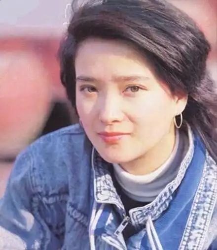 看完何晴年轻至今的照片难怪3个男人都被她迷倒了包括许亚军