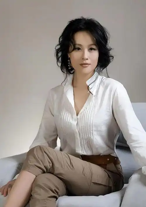 回顾邬君梅加入美国国籍感情经历十分坎坷老年生活平淡