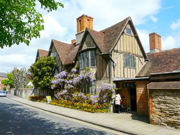 穿越在莎士比亚故居的乡土美景中