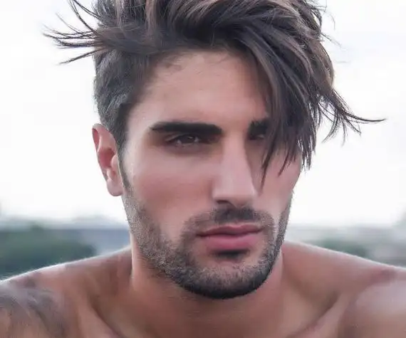 十个络腮九个帅的来历所谓的络腮胡子就是胡子从鬓角的位置一直长到