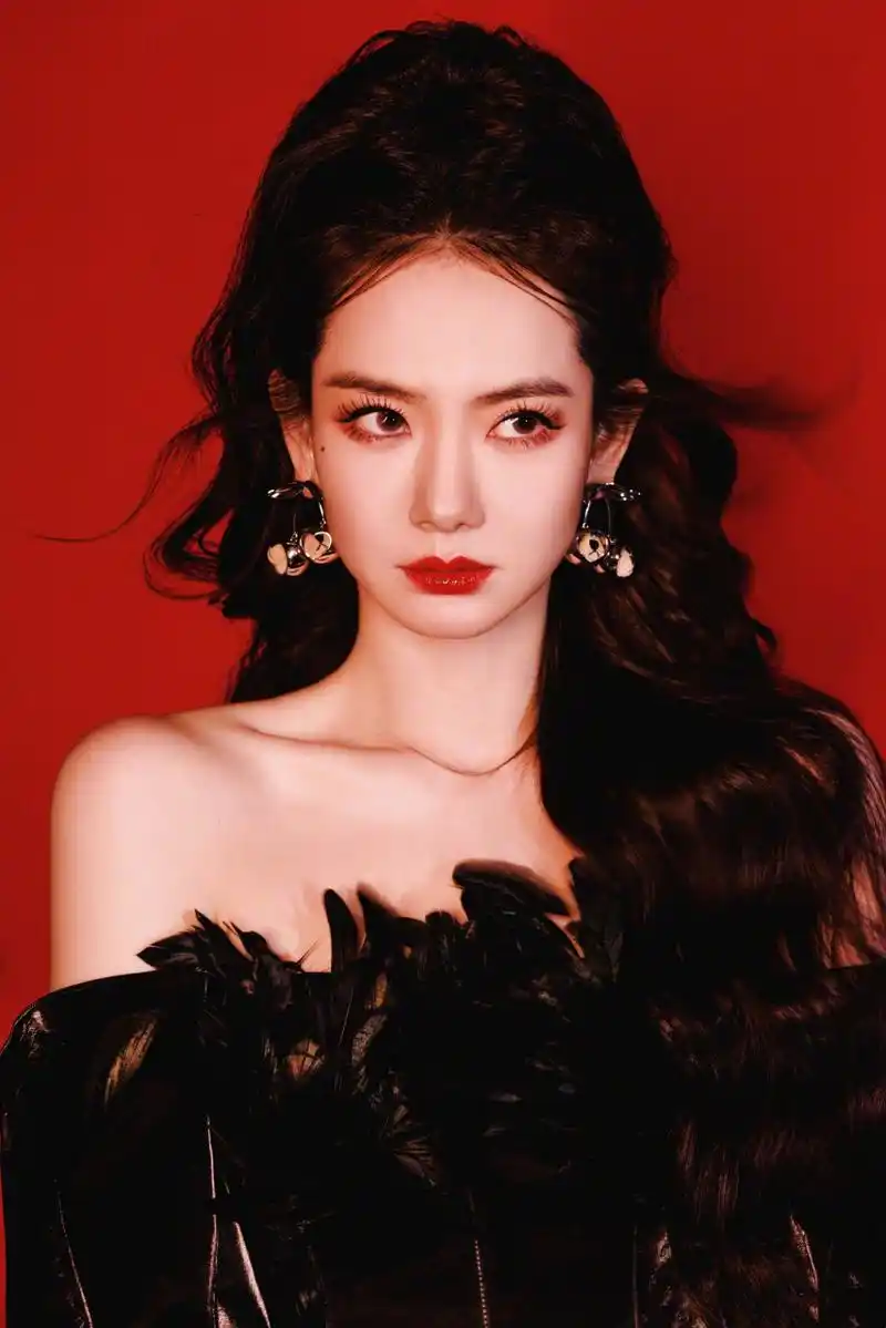 戚薇烈焰红唇,明艳的黑天鹅,如同夜晚的女王.