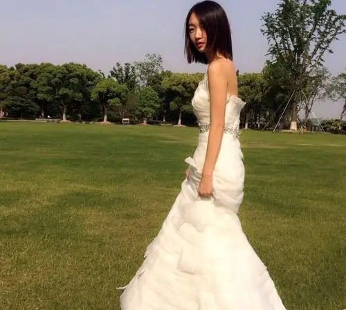 周冬雨晒婚纱照 网友:好美的女神