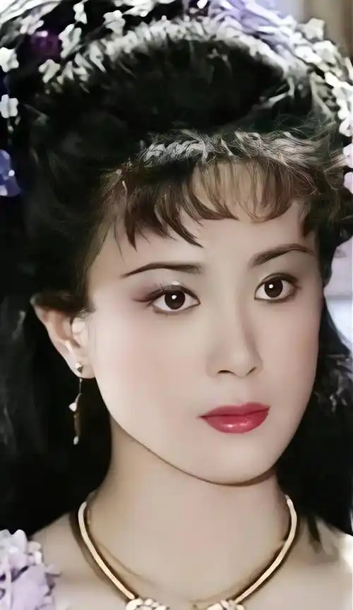 原创最美妲己傅艺伟巅峰时退圈36岁败光家财对儿子愧疚一生