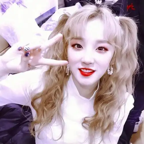 自调宋雨琦滤镜头像.