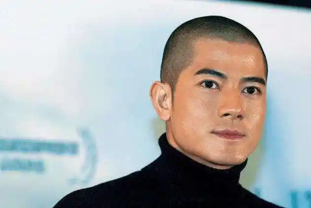 现年52 岁的郭富城,剪了光头后不但颜值不减,反而非常霸气啊!