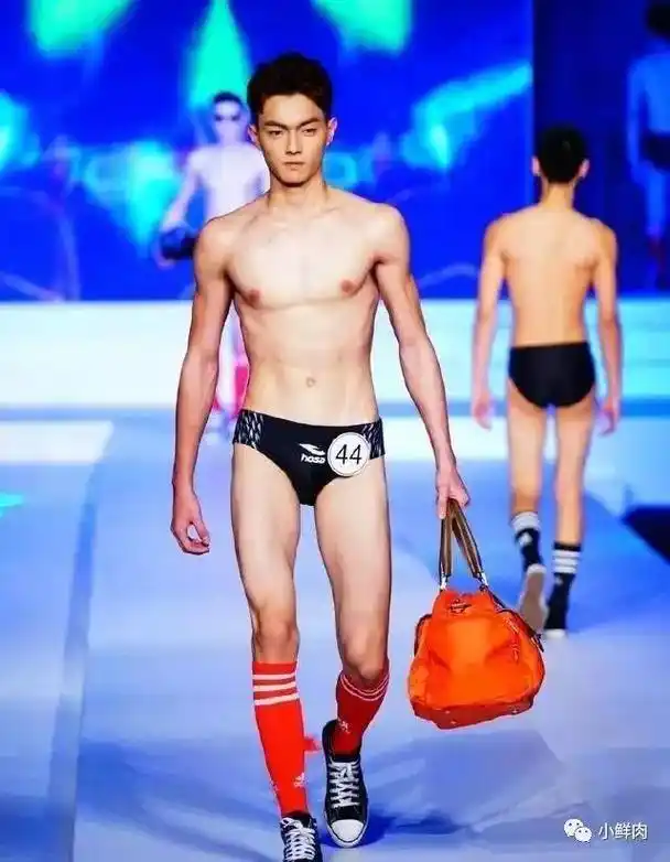 许凯晒腹肌人鱼线照,网友直呼:这身材也太可了!