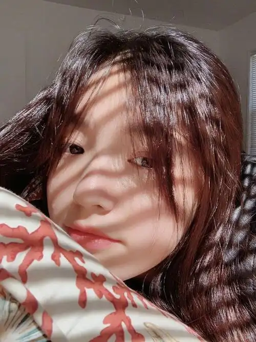 林允发无滤镜素颜自拍,皮肤吹弹可破,这是你心中的湘琴吗