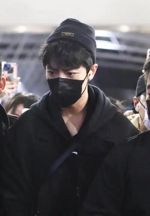22日凌晨,肖战现身国际机场出发去参加米兰时装周