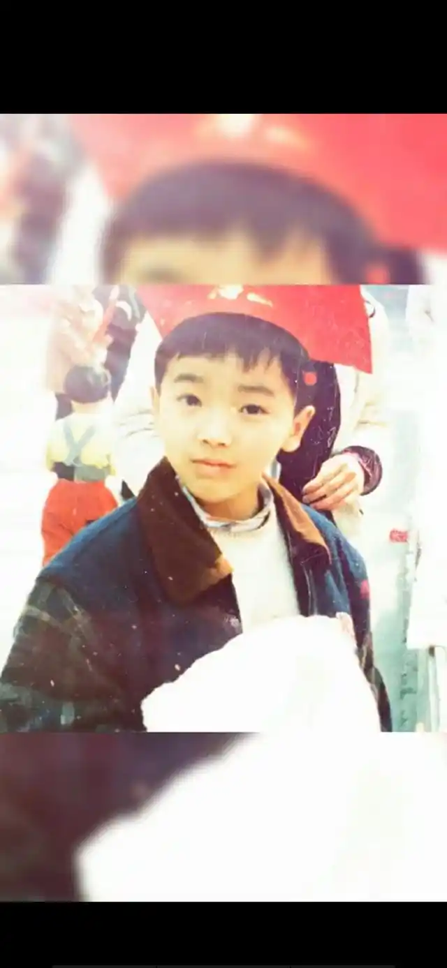 华晨宇谈起这张小时候的照片,他说当时是在游乐场爸爸给拍的照片.