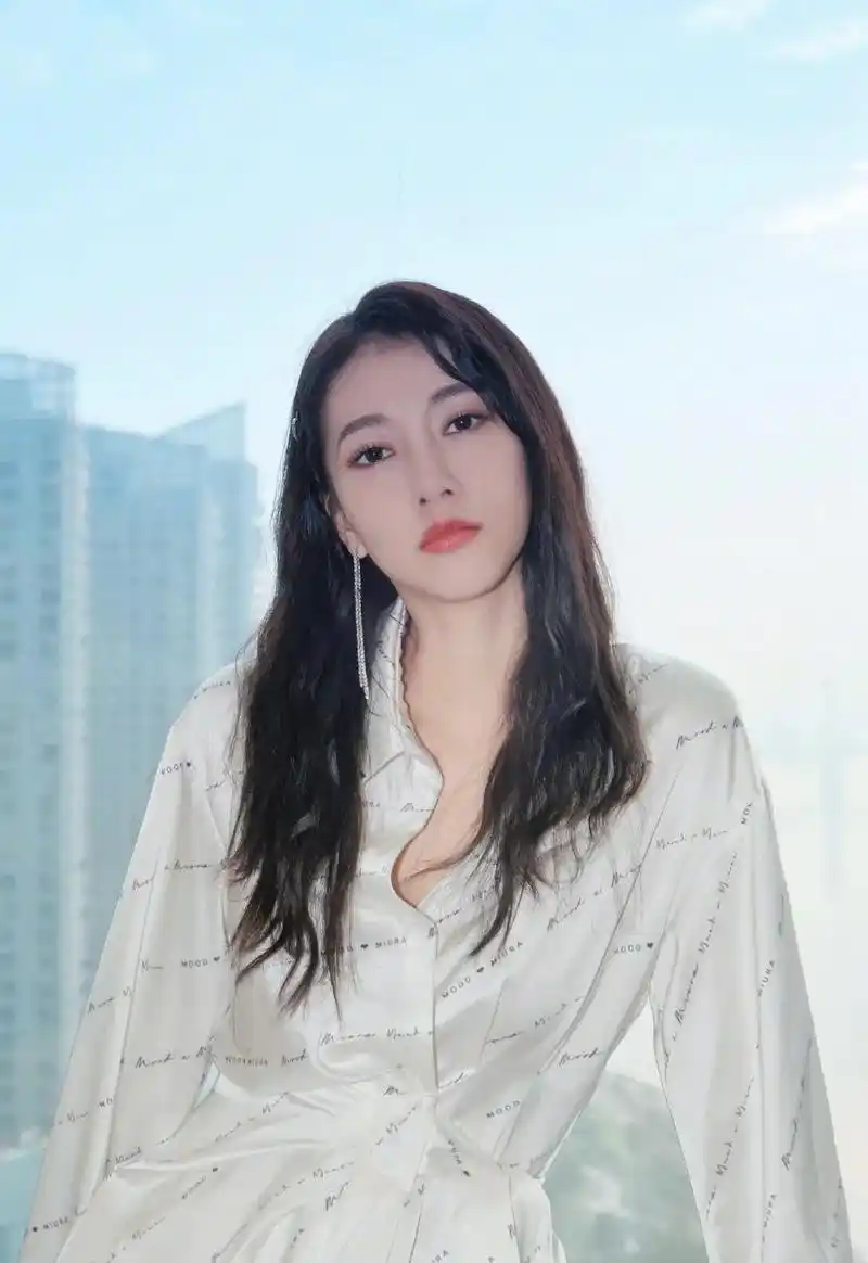 歌手弦子个人资料:代表作《不得不爱》深受歌迷喜爱,30岁为丈夫生儿子