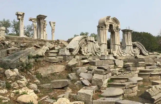 被大火烧毁的圆明园是全世界人民在艺术和历史上的灾难