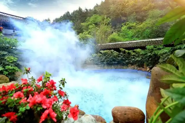 天气逐渐寒冷,温泉养生正当时.