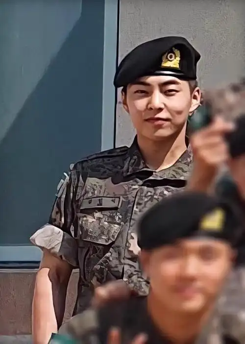 珉锡军队近照释出哥哥永远是人群中最闪耀的存在