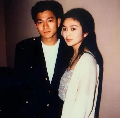 她陪伴刘德华26年,如今42岁仍然单着,眼睁睁看着他娶了别的女人