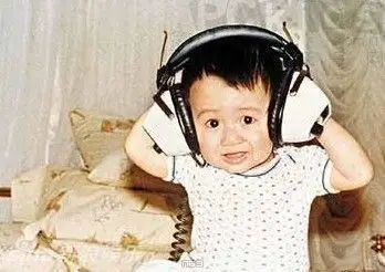 谢霆锋儿时带大耳机卖萌(19/21)