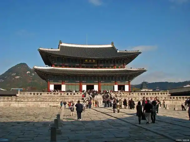 首尔是韩国的首都和最大的城市,拥有丰富的历史和文化遗产,以及现代化