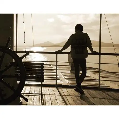 安达os:虽然现在和他并肩走更快乐,可是偶尔这样看他的背影,还是觉得