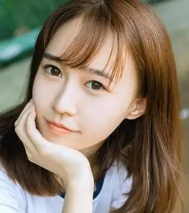 发际线更是完美修颜,这对鹅蛋脸妹子来说,是一款非常不错的发型选择!