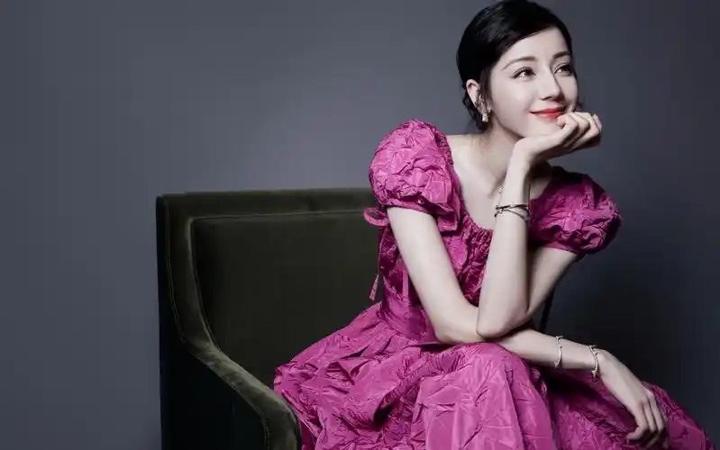 【迪丽热巴】dior 品牌活动,今天是玫红色小巴