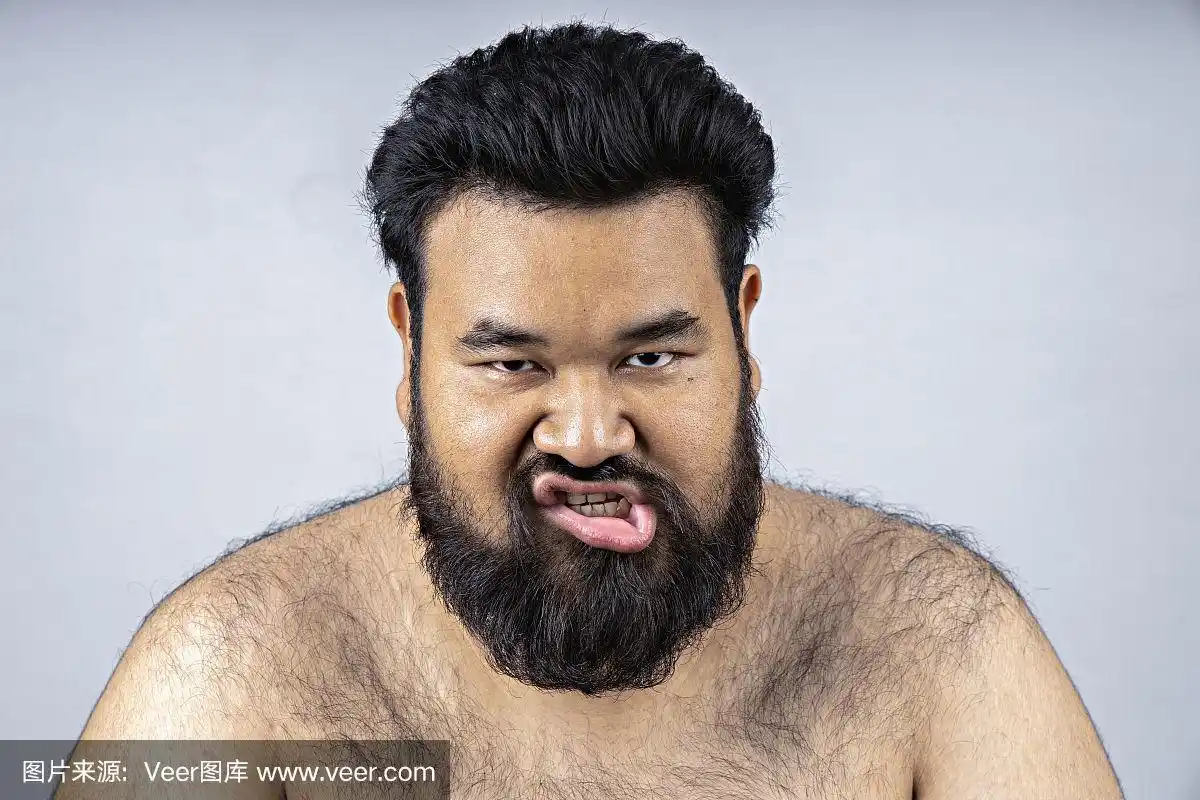 一个留着蓬乱胡子的胖子.