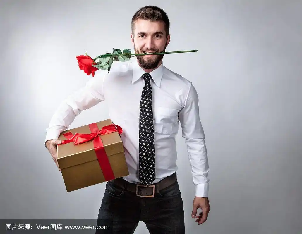 有魅力的男人,手里拿着礼物,嘴里叼着玫瑰