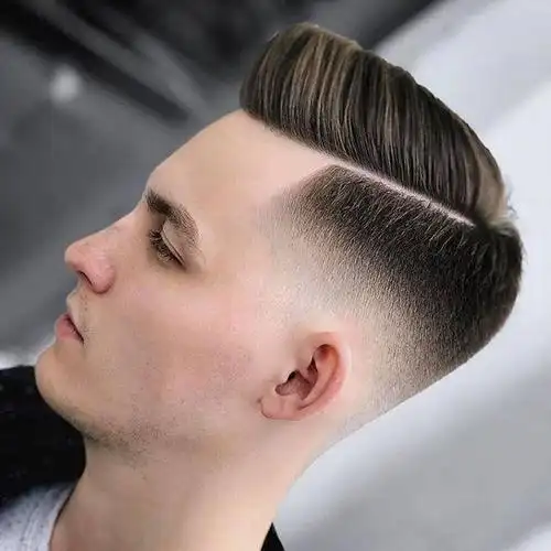 男士渐变发型(一)侧面推剪出渐变的效果,中间的头发适当留长,然后在