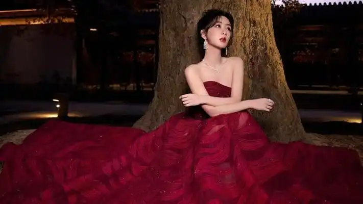 杨紫gq盛典穿千元敬酒服,同件礼服连穿两天,cosmo杂志销量存疑