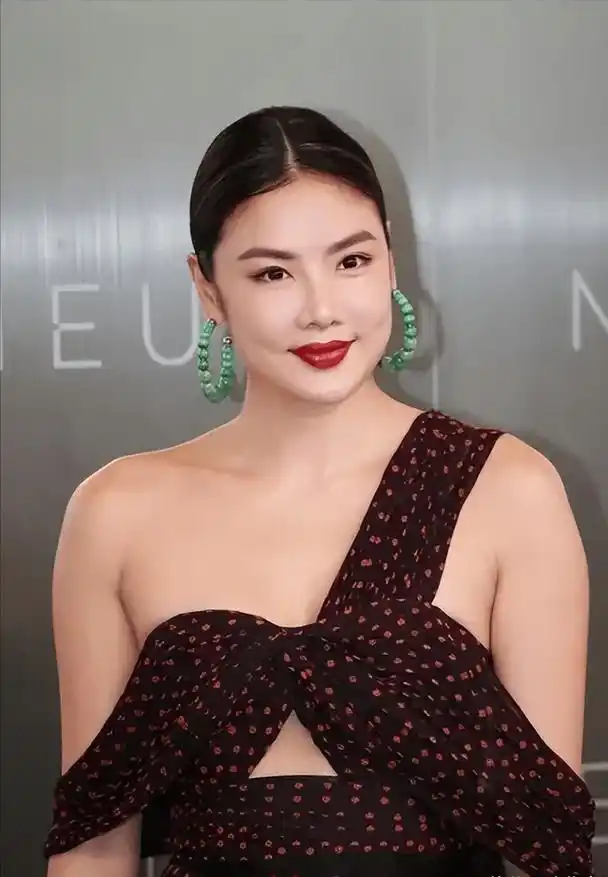 "乐基儿"红毯造型真惊艳,穿露肩长裙潮范十足,气质高贵最难得_黑色