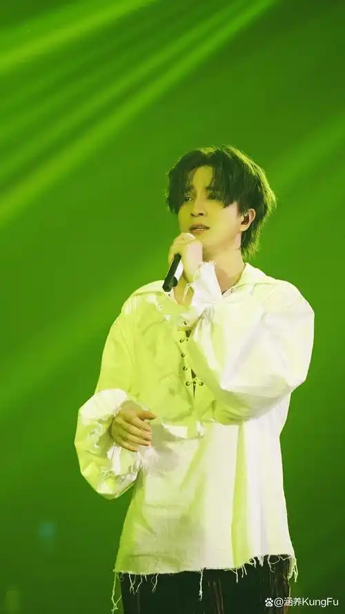 一把红色转椅,2023《中国好声音》导师薛之谦 报到