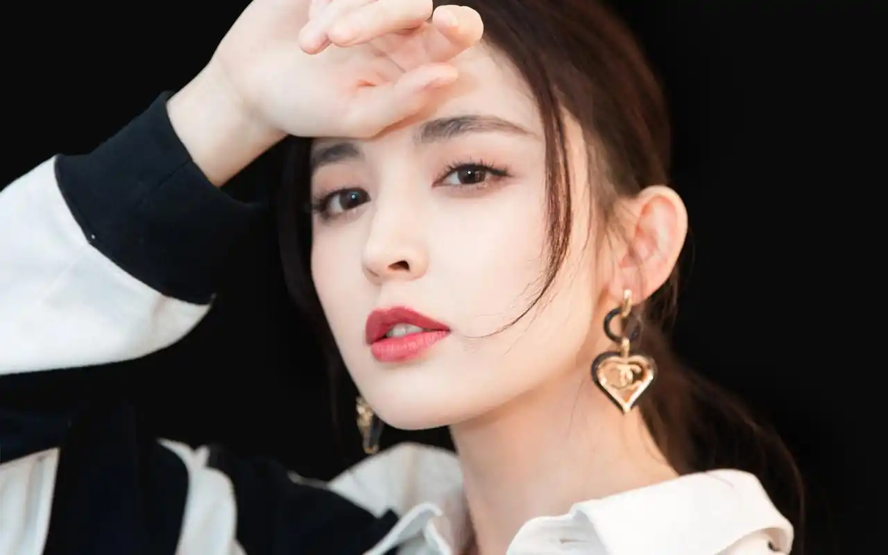 古力娜扎休闲写真高清壁纸图片