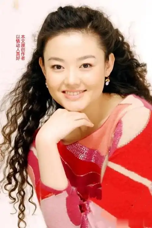 她9岁为电视剧唱主题歌12岁当央视主持人15岁在部队立3等功今怎样