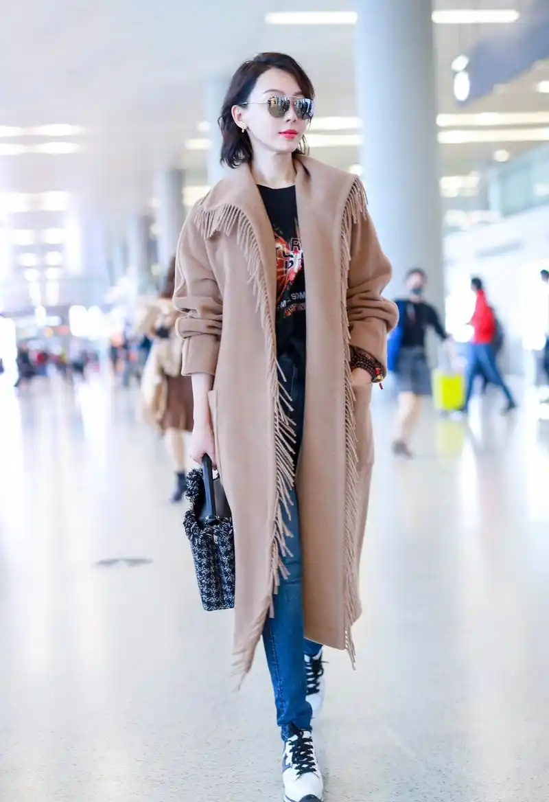 过膝大衣如何搭配衣服?这4种穿法时髦又日常,明星们也是这样穿