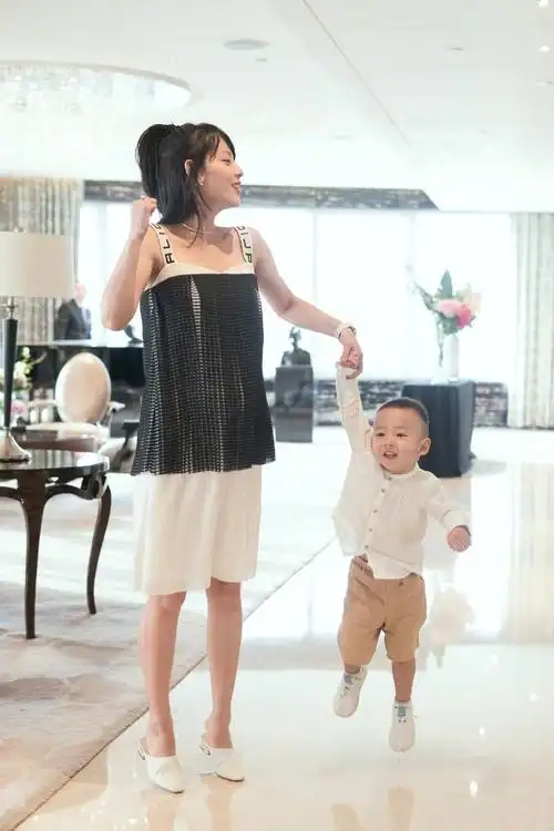 张嘉倪晒全家福挺二胎孕肚明显网友有一种羡慕是怀孕只胖肚