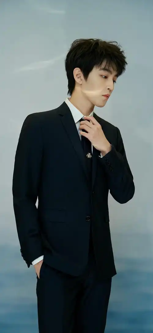 王俊凯金鸡奖黑西装手机壁纸