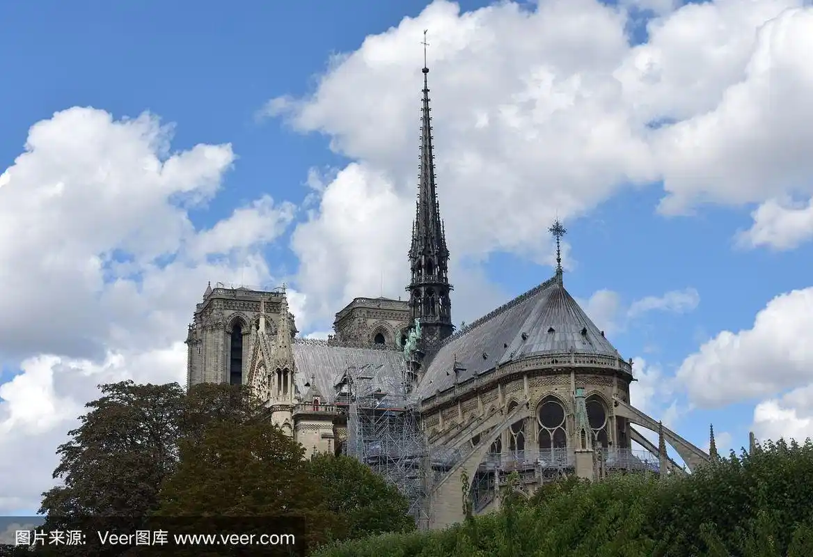 巴黎圣母院尖塔(la fleche)和铅覆盖的木制屋顶.巴黎,法国.