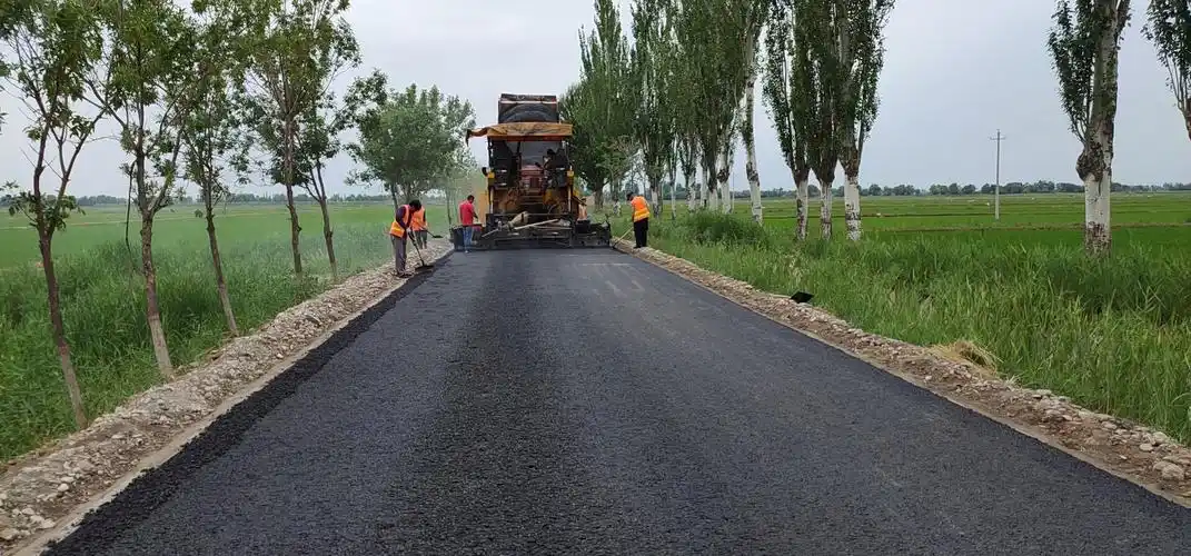 幸福桥至沿黄公路开始沥青铺设作业