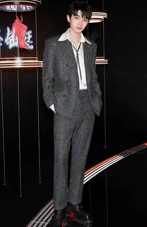 明星颜值高比例不好是硬伤,这几位男明星的全身照比例太完美_西装