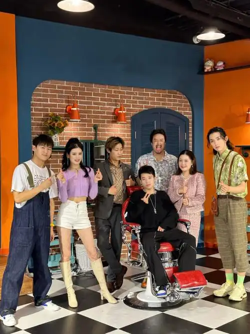 体验首个沉浸式剧场开心麻花09