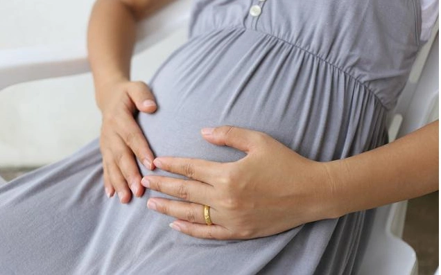 老婆怀孕五个月,我妈进城照顾,下班看到厨房的一幕我泪流满面