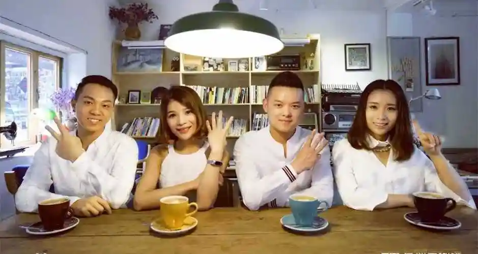 《小宝贝》是夏天播放乐队创作的一首歌曲,于2014年9月28日发行.