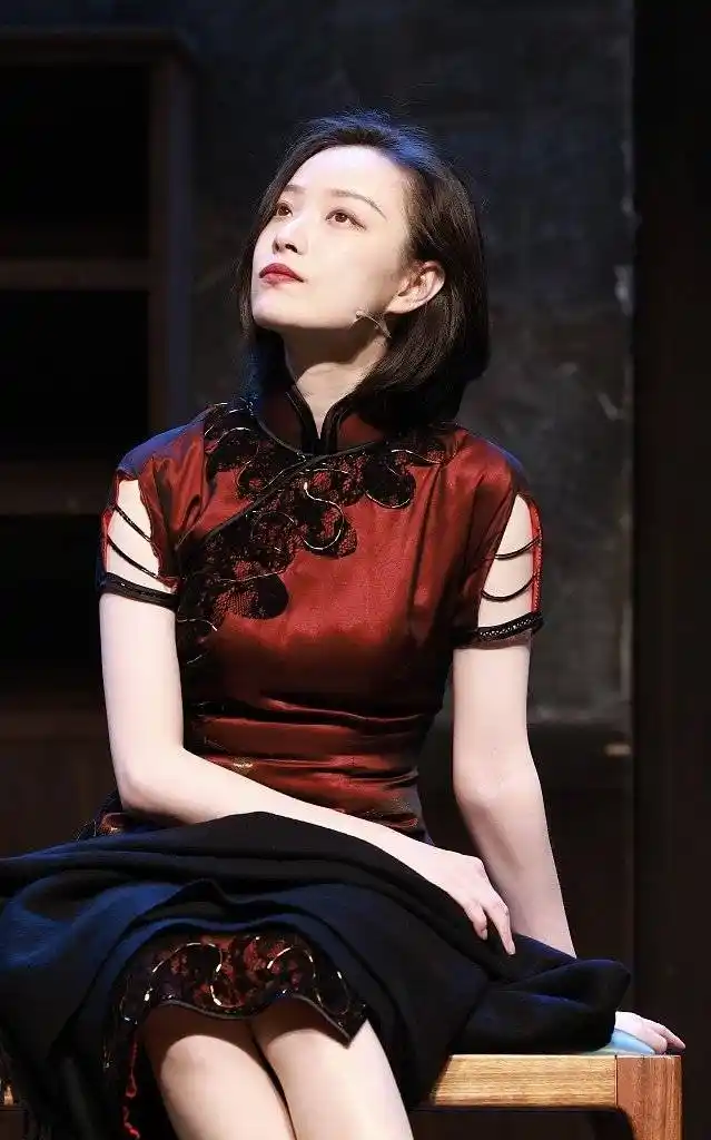 倪妮话剧造型穿旗袍眼波流转尽显风情