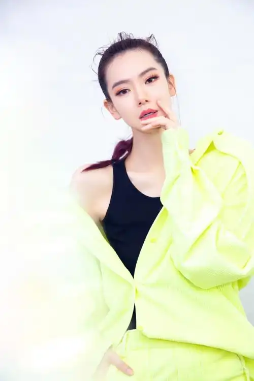 戚薇紫色渐变高马尾性感图片1417