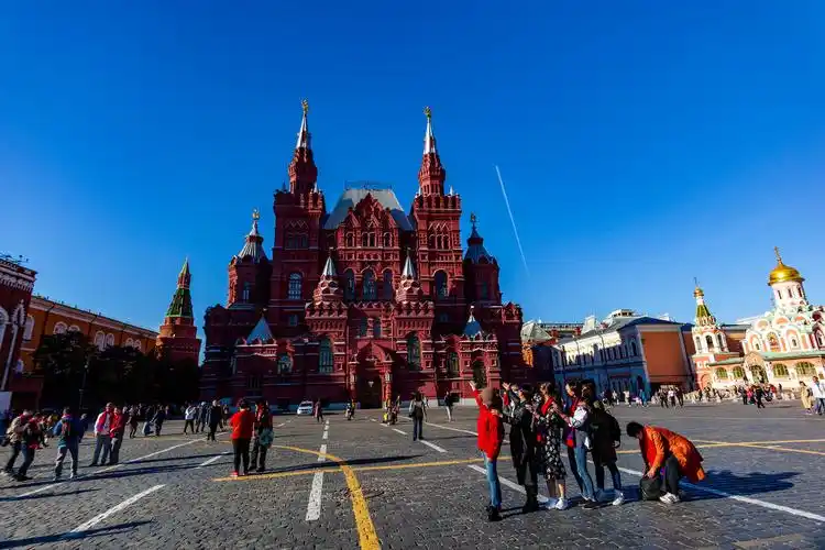 中国游客在红场合影留念.