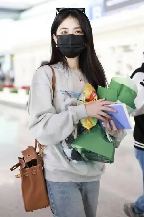 徐璐灰色卫衣搭直筒牛仔裤现身机场 清爽日系少女穿搭get_休闲_北京