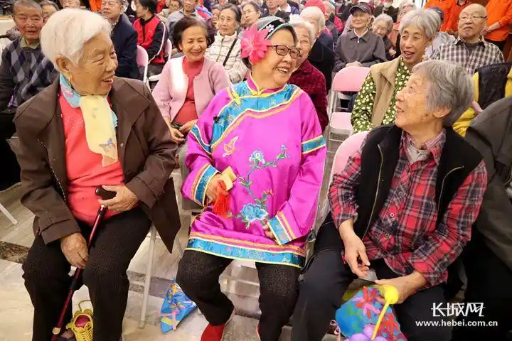 石家庄市新华区石岗街道老年人参加文化娱乐活动.