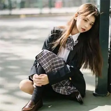 校园清新女生头像在阳光的穿着校服的女学生