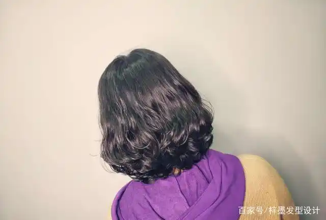 中发发型参考,精选中发烫发发型,更具优雅知性的感觉