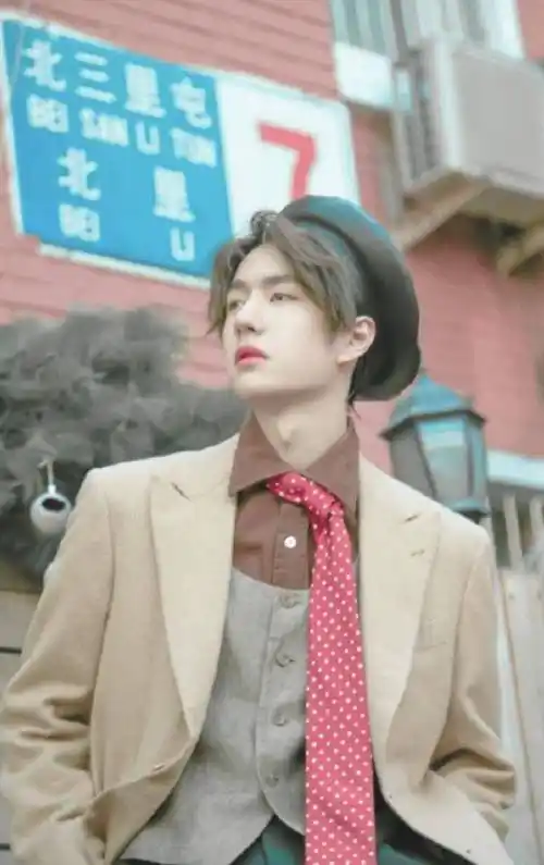 贝雷帽的复古优雅让王一博演绎出了一种痞帅痞帅的气质