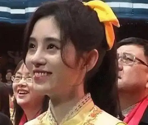 央视镜头下的鞠婧祎,皮肤暗沉五官僵硬,担不起4千年美女的称号